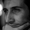 Черно - бяла портретна фотография на мъж