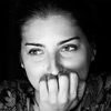 Черно - бяла портретна фотография на момиче