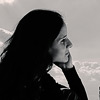 Черно - бяла портретна фотография на момиче