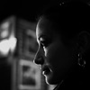 Черно - бяла портретна фотография на момиче