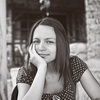 Черно - бяла портретна фотография на момиче