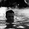 Черно - бяла портретна фотография на мъж