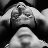 Черно - бяла портретна фотография на момиче и мъж
